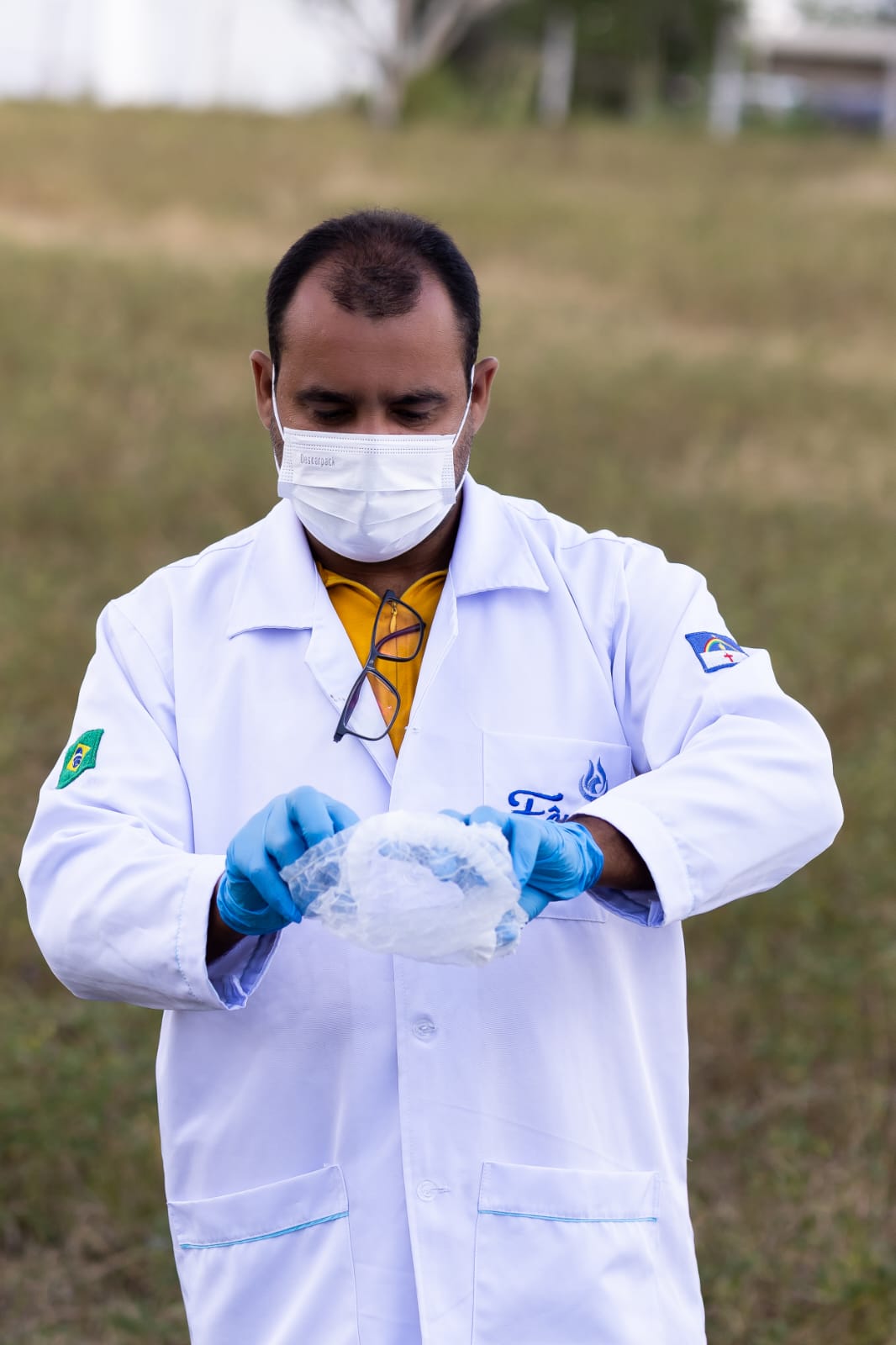 Profissional preparando equipamento de proteção para atividade de campo
