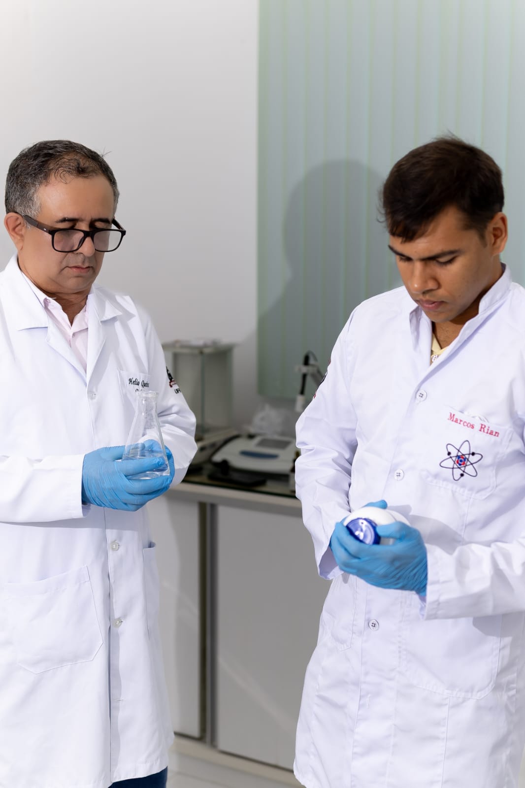Hélio Queiroz acompanhando atividade em laboratório